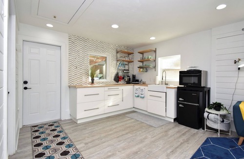 Gainesville Appartement | Stylish Mid-Century Modern Private Studio Blocks from UF and Stadium