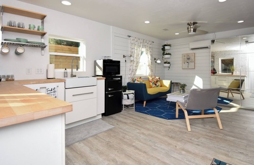 Gainesville Appartement | Stylish Mid-Century Modern Private Studio Blocks from UF and Stadium