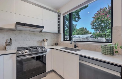 Cherrywood Maison | Stylish Minimalist Retreat: Central Austin, Tree-Top Views, Walkable to Mueller