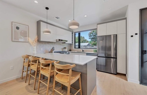 Cherrywood Maison | Stylish Minimalist Retreat: Central Austin, Tree-Top Views, Walkable to Mueller