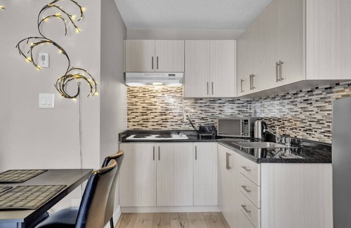 Mineola Maison | Stylish Mississauga Lower Unit: BBQ Yard Paradise