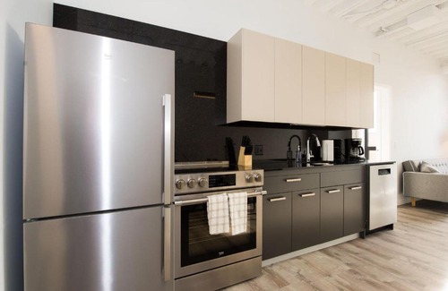 Edgewater Appartement | Stylish Modern 1BR Suite Right by Loyola University - StayGia