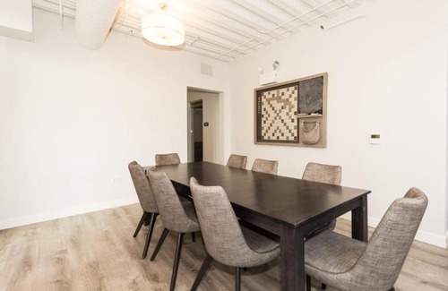 Edgewater Appartement | Stylish Modern 1BR Suite Right by Loyola University - StayGia