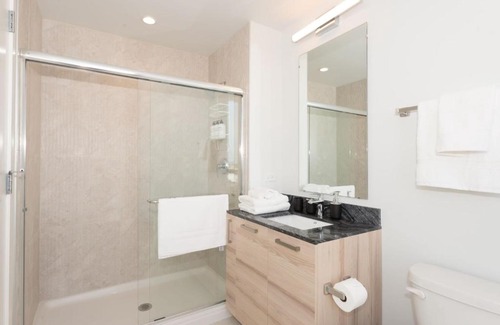 Edgewater Appartement | Stylish Modern 1BR Suite Right by Loyola University - StayGia