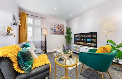 High Barnet Appartement | Stylish & Modern 2-Bedroom London Hideaway - King Bed- Sleeps 6 - Parking Available - Instant Book - 20 Percent Off Long Stays!