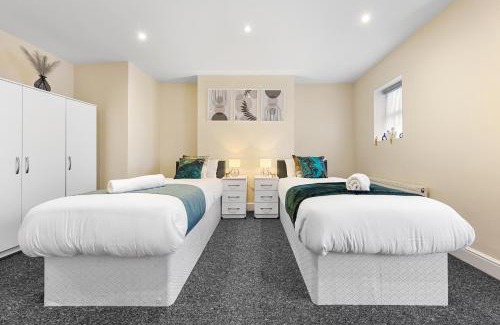 High Barnet Appartement | Stylish & Modern 2-Bedroom London Hideaway - King Bed- Sleeps 6 - Parking Available - Instant Book - 20 Percent Off Long Stays!