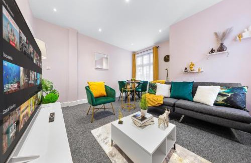 High Barnet Appartement | Stylish & Modern 2-Bedroom London Hideaway - King Bed- Sleeps 6 - Parking Available - Instant Book - 20 Percent Off Long Stays!