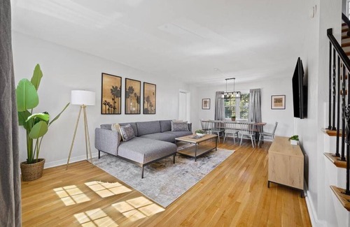 Wexford Maison | Stylish & Modern 4 Bedroom House in Wexford/Pittsburgh with Game Room