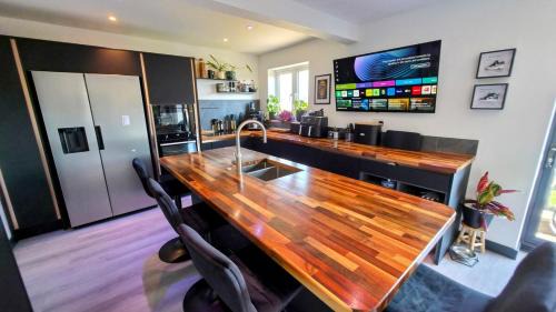 Cyncoed Maison | Stylish, Modern Cardiff Home, Perfect for Groups and Families