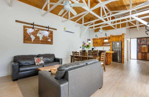 Potrero Maison | Stylish Modern Home with a Tranquil Outdoor Oasis, Spacious Open Floor Plan, and Private Swimming Pool