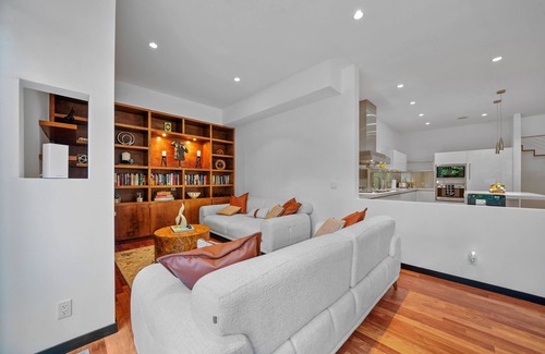 Village of East Hampton Maison | Stylish Modern Retreat in the Heart of the Hamptons: Your Perfect Getaway!