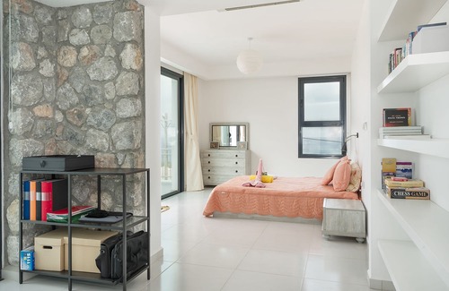 Kucukerenkoy Villa | Stylish Modern Seaside Villa with a Private Pool