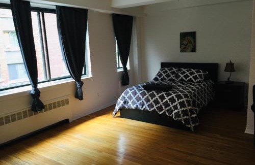 Downtown Montreal Appartement | Stylish Montreal Apartment: Comfortable Stay in the Golden Square Mile