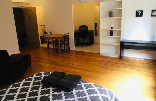 Downtown Montreal Appartement | Stylish Montreal Apartment: Comfortable Stay in the Golden Square Mile