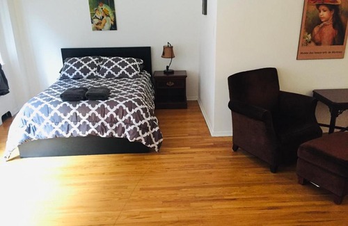 Downtown Montreal Appartement | Stylish Montreal Apartment: Comfortable Stay in the Golden Square Mile
