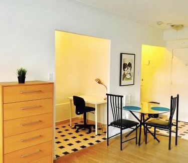 Downtown Montreal Appartement | Stylish Montreal Apartment: Comfortable Stay in the Golden Square Mile