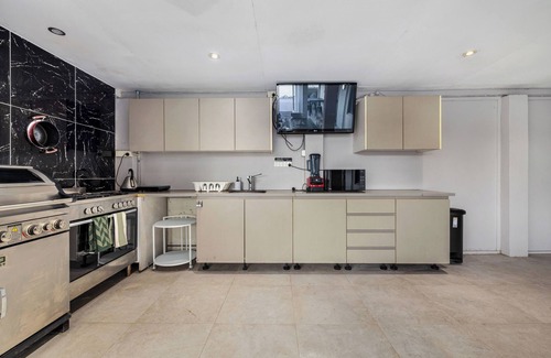 Morningside Maison | Stylish Morningside Family Home: 6 Bedrooms with Pool, Game & BBQ minutes to CBD