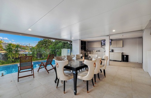 Morningside Maison | Stylish Morningside Family Home: 6 Bedrooms with Pool, Game & BBQ minutes to CBD