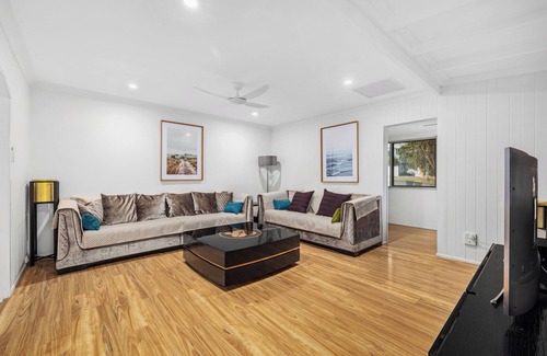 Morningside Maison | Stylish Morningside Family Home: 6 Bedrooms with Pool, Game & BBQ minutes to CBD
