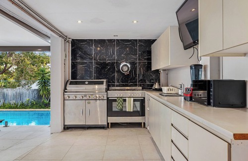 Morningside Maison | Stylish Morningside Family Home: 6 Bedrooms with Pool, Game & BBQ minutes to CBD
