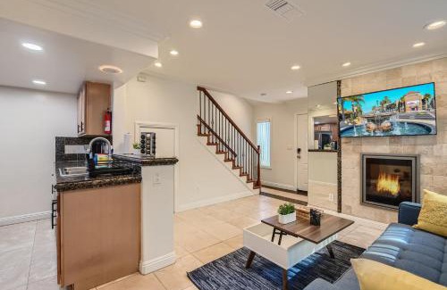 Downtown Maison | Stylish- Multi-Level- Patio- Games - Fast WIFI-CM3