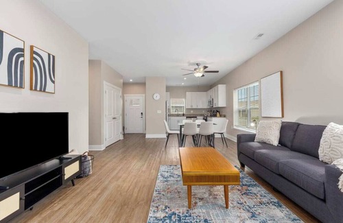 Grandville Copropriété | Stylish New Build! 2BR Condo w/ Patio & Garage