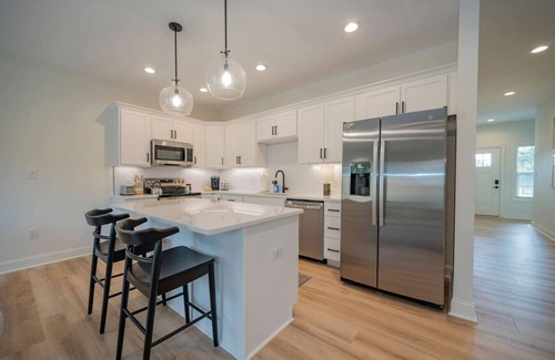 Lynchburg Appartement | Stylish New Build | 3BR Townhouse | Master BDR TV!