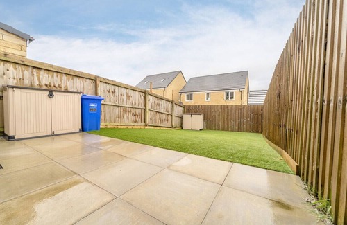 Fence Maison | Stylish new build home central Colne