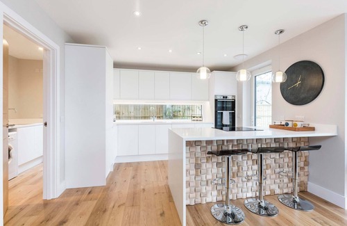 Chichester Maison | Stylish new home with parking - king beds, garden