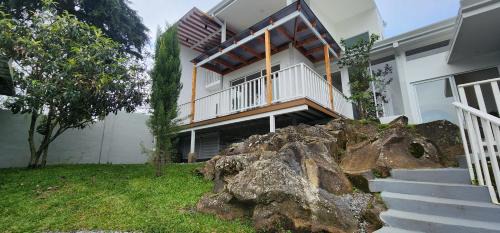 San Rafael de Heredia Appartement | Stylish Oasis Retreat with Modern Amenities & Scenic Views