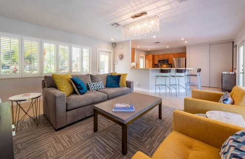 Poinsettia Heights Maison | 2 Bd|2 Ba, Designer Home,Resort Style Backyard,Close to Beach