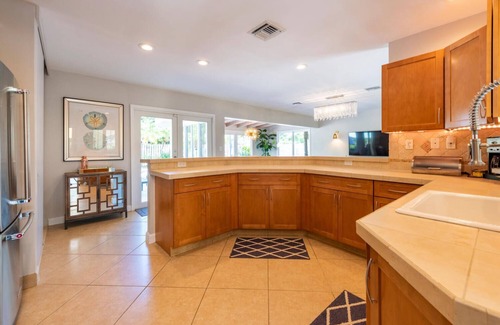 Poinsettia Heights Maison | 2 Bd|2 Ba, Designer Home,Resort Style Backyard,Close to Beach