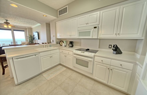 Thomas Drive Copropriété | Stylish Oceanfront Condo with Beach and Picnic Area Access - Unit 1706 by RedAwning