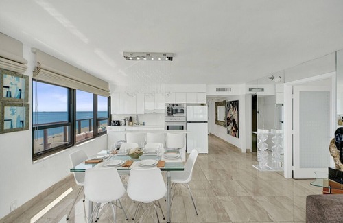 Mid Beach Appartement | Stylish Oceanfront 2 BR 1.5 BA Condo with Resort Amenities, Pools, Gym, Sauna 1402