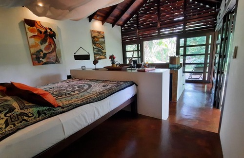 Ballena Maison | Salon ouvert élégant, salle de bains de jardin, refuge pour les jeunes mariés et les amoureux de la nature