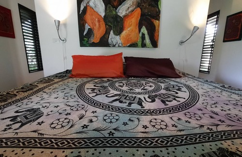 Ballena Maison | Salon ouvert élégant, salle de bains de jardin, refuge pour les jeunes mariés et les amoureux de la nature