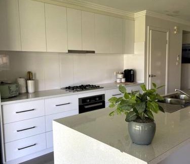 Boorooma Maison | Stylish Open Plan Retreat