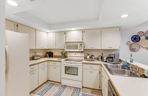 Glenwood Copropriété | Penthouse Retreat in Oceanfront Bldg with pool, garage parking and sunset views.