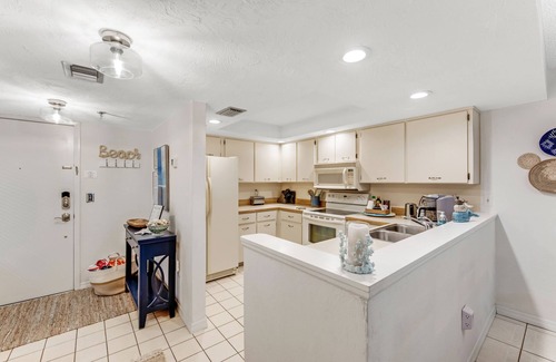 Glenwood Copropriété | Penthouse Retreat in Oceanfront Bldg with pool, garage parking and sunset views.