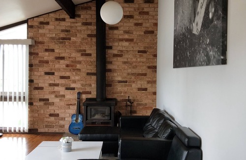 Glenfield Maison | Stylish Pet Friendly Master Suite + Renovated Ensuite + TV + Free Tea Coffee