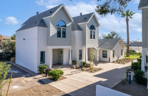 Camelback East Maison | Stylish Phoenix Townhome - Foosball Table, Laundry, Parking!