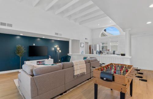 Camelback East Maison | Stylish Phoenix Townhome - Foosball Table, Laundry, Parking!