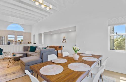 Camelback East Maison | Stylish Phoenix Townhome - Foosball Table, Laundry, Parking!