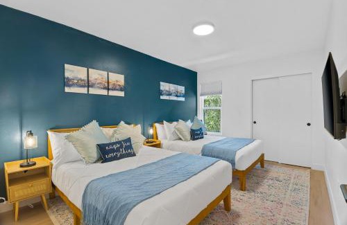 Camelback East Maison | Stylish Phoenix Townhome - Foosball Table, Laundry, Parking!