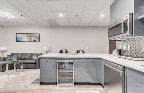 Town Center Copropriété | Stylish & Prestigious! 2 Bed/2 Bath-On The Avenue