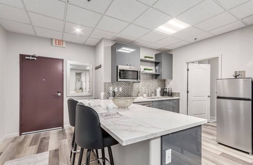 Town Center Copropriété | Stylish & Prestigious! 2 Bed/2 Bath-On The Avenue