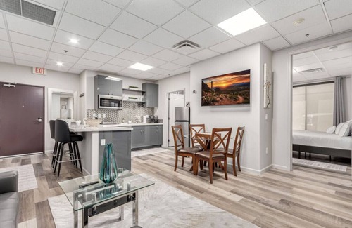 Town Center Copropriété | Stylish & Prestigious! 2 Bed/2 Bath-On The Avenue