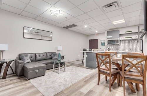 Town Center Copropriété | Stylish & Prestigious! 2 Bed/2 Bath-On The Avenue