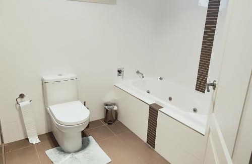 Epping Maison | Stylish Private Bathroom-Luxurious modern big home
