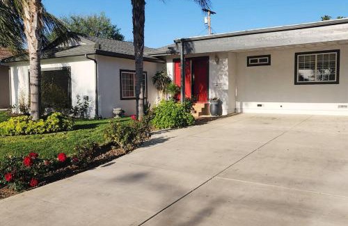Granada Hills South Maison | Stylish Ranch with Gorgeous Swimming Pool & Piano